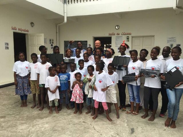 Remise d'un lot d'ordinateurs à l'orphelinat Coeurs Célestes Remise d'un lot d'ordinateurs à l'orphelinat Coeurs Célestes