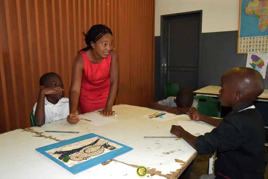 Formation au dessin artistique avec les orphelins de M'Vou M'Vou Formation au dessin artistique avec les orphelins de M'Vou M'Vou