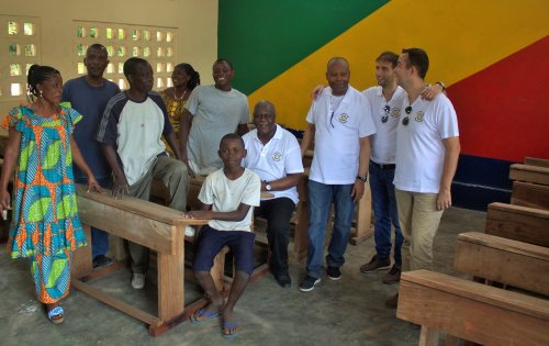 Remise de bancs et de livres à l’école de Matombi 