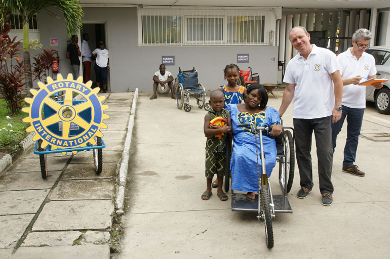 Cérémonie de remise de tricycles