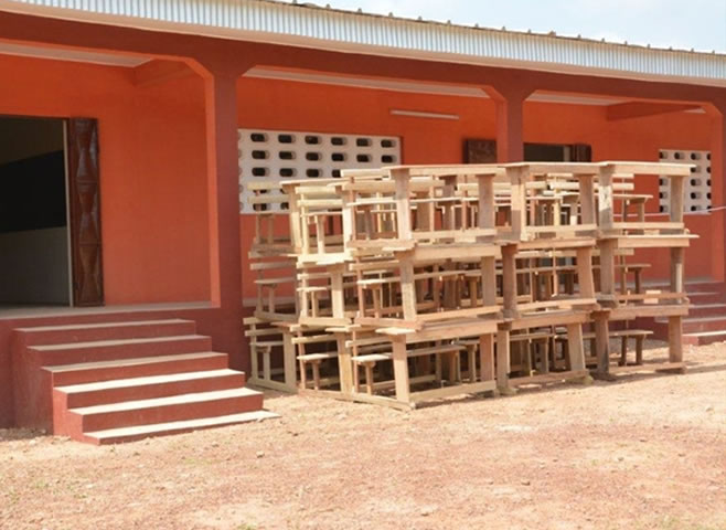 Lancement d’une nouvelle commande de tables et bancs pour une future remise à Don Bosco, aux Sœurs de la miséricorde, aux Sœurs de Loango et à l’Orphelinat de Diosso. La remise sera prévue à l’école de Loango.